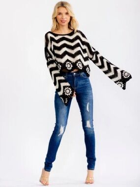 Chevron Lace-Edged Cropped Sweater Top in Black & White
